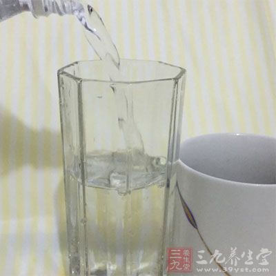 定时饮水是很重要的保肾措施