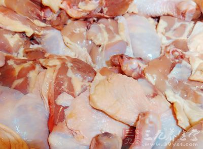 将鸡腿剁块，放开水锅