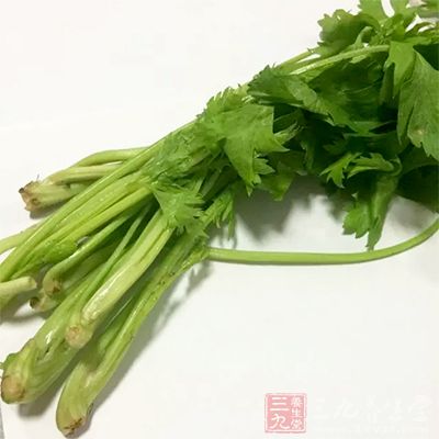 避免吃含粗纤维较多的芹菜