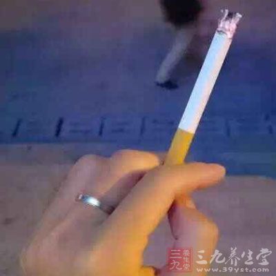 连续3个月每天两次凯格尔训练，结合戒烟、减肥和限酒等生活方式的改变