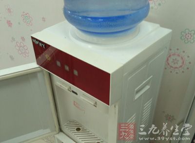 饮水机看似让人喝上好品质的水 饮水机看似让人喝上好品质的水