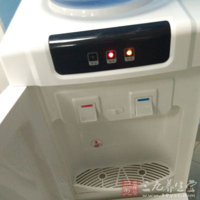 长期不清洁的饮水机中滋生 长期不清洁的饮水机中滋生