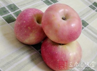 水分较大的水果和蔬菜比较适合用保鲜膜