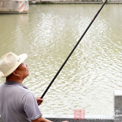 要有廣泛的興趣，喜歡釣魚、養(yǎng)花、書法