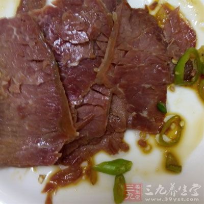 牛肉、鸡肉、海产品、粗粮和豆类植物中含有丰富的锌元素