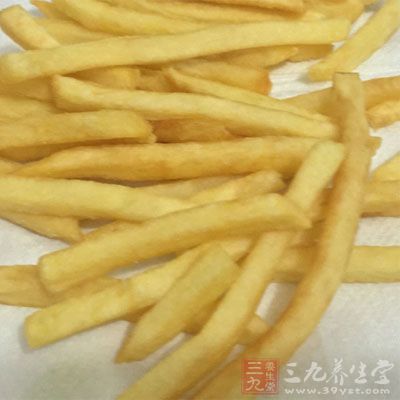 薯条和其他油炸类食物、饼干、曲奇中都含反式脂肪