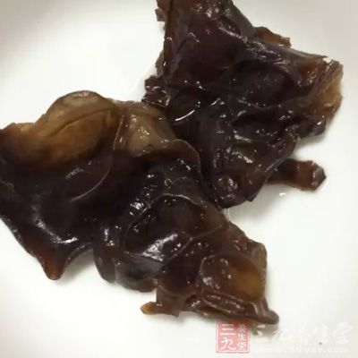 木耳抗肌肤粗糙，调理内部循环