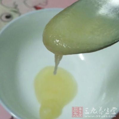 15克左右的蜂蜜和少许煮玉米粒的水浸泡在瓶内并封闭好