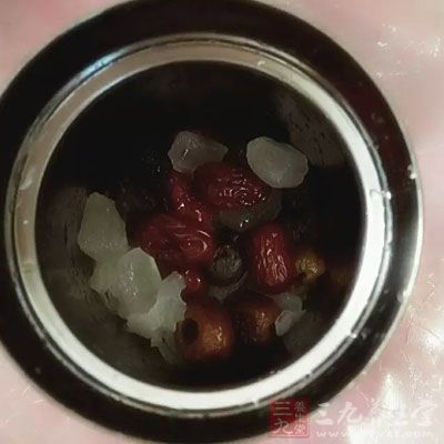 藕粉加入清水调匀