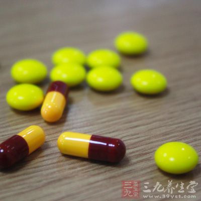 如降温过程中出现寒战或体温下降困难时，可用冬眠药物