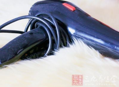 就试着利用家中的电吹风