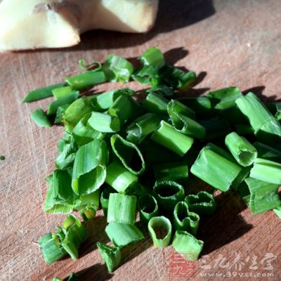 牛肉500公克、肉桂1公克、葱末10公克、香菜末15公克 牛肉500公克、肉桂1公克、葱末10公克、香菜末15公克