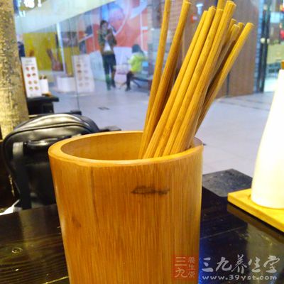 严重发霉的筷子会滋生"黄曲霉素"