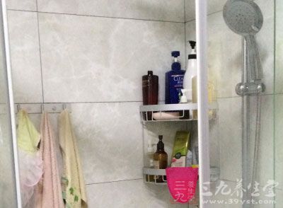 浴室好是选择有冷、暖水管喷头和浴缸的洗澡间