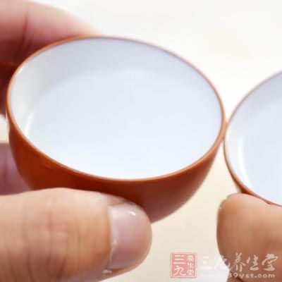 有些中年人常常饮酒过度,一日无酒便食不甘味 有些中年人常常饮酒过度,一日无酒便食不甘味