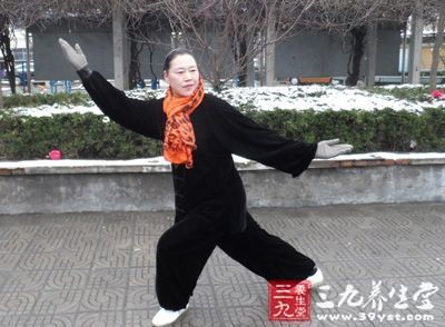 (1)上步.摆脚.挂剑 (1)上步.摆脚.挂剑