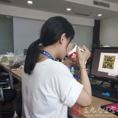 喝水的时候要小口小杯 喝水的时候要小口小杯