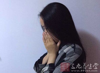 “咳嗽性头痛”常伴有脖颈疼痛、平衡问题，失眠、耳鸣等症状