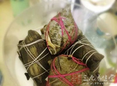 粽子属糯米类食物，比较难消化