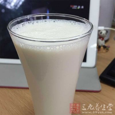 牛奶加熱至不燙手，將酵母放入