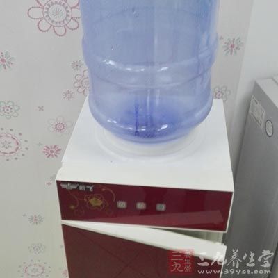 饮水机自储水胆中,一直有近1000毫升左右的水残存 饮水机自储水胆中,一直有近1000毫升左右的水残存