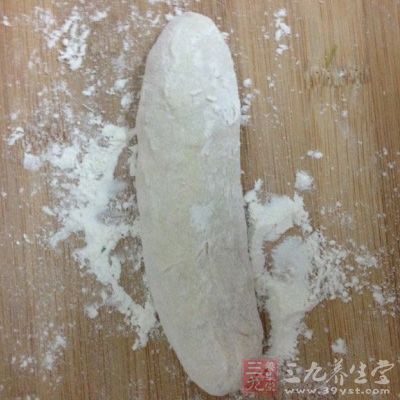 將冷藏后的面團(tuán)搟成3mm厚的薄片