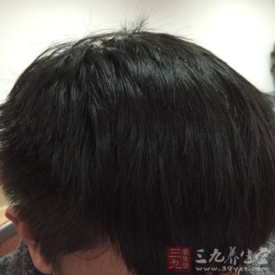 经常敲击头皮做按摩并不有助于增长头发 经常敲击头皮做按摩并不有助于增长头发