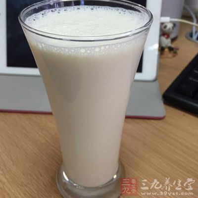 牛奶200ML，淡奶油130克，椰浆80克，白砂糖60克，鱼胶粉10克，椰茸少许