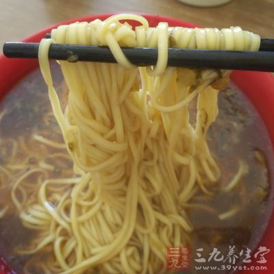 飲食應(yīng)選擇清淡、易消化的食物，如米粥、面條