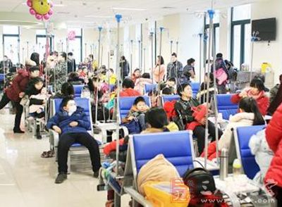 儿童医院输液室人满为患