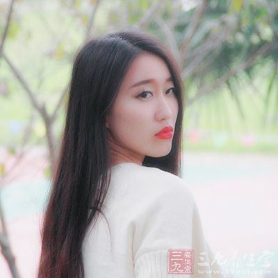 皮肤黄色，面圆