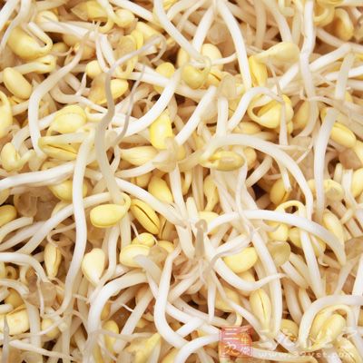 放入黄豆芽，先用文火煮20分钟