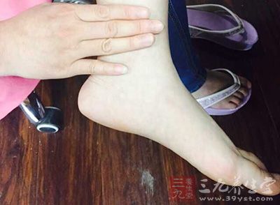 学韩剧冬天露脚踝 女孩反复发烧住院