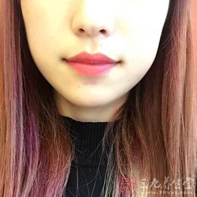 很多人抠鼻孔或拔鼻毛，是由于鼻内有干燥、烧灼或瘙痒感所致