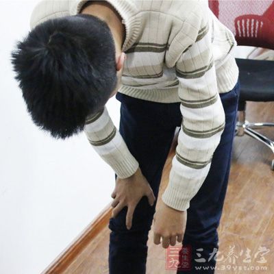 经常拍打腘窝有行气活血、散淤祛毒、舒筋通络 经常拍打腘窝有行气活血、散淤祛毒、舒筋通络