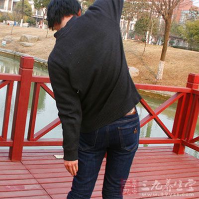 3,曾有明显的腰部外伤史且在疼痛区有固定的压痛点   这类固定