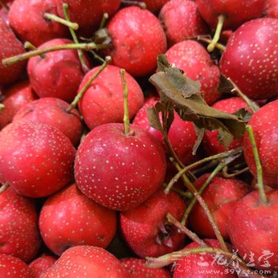 一般情况下，可从食物的颜色、味道、生长环境