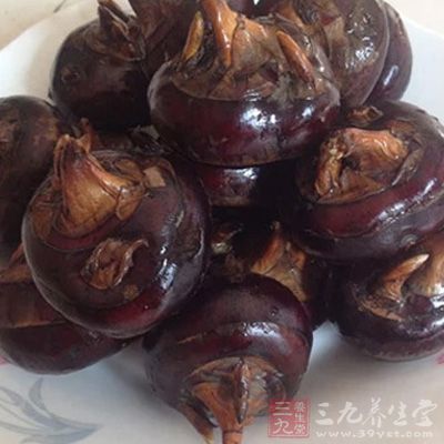 许多人吃生菱角用嘴啃皮