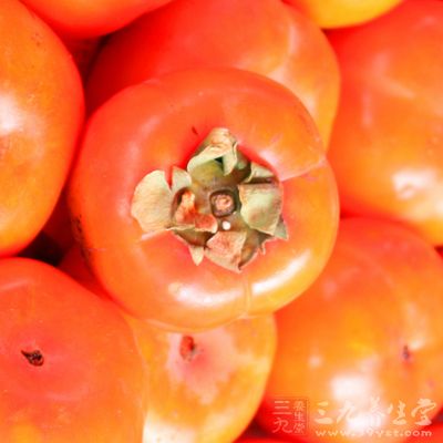 螃蟹与柿子都属寒性食物，故而不能同食