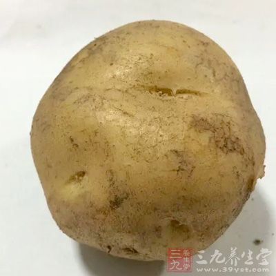 把土豆的皮削掉然后切成丝状