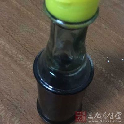 為了便于清洗餐具，出鍋前盤子上好抹一點香油，以防沾上糖液