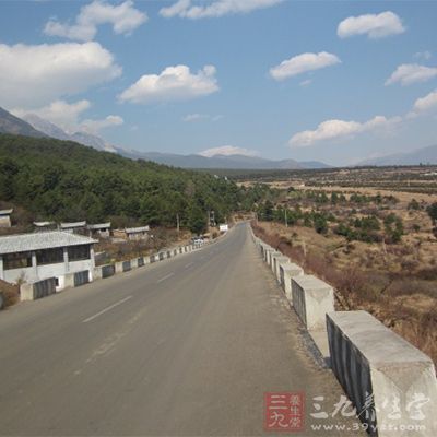 山区公路的特点是坡长且陡，路窄弯急