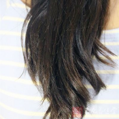 然后用手抓头发定型 然后用手抓头发定型