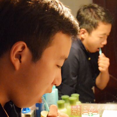 男性刮胡子使用的剃须膏看上去没有危险 男性刮胡子使用的剃须膏看上去没有危险