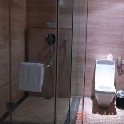 很多年轻人不喜欢抹香皂洗淋浴