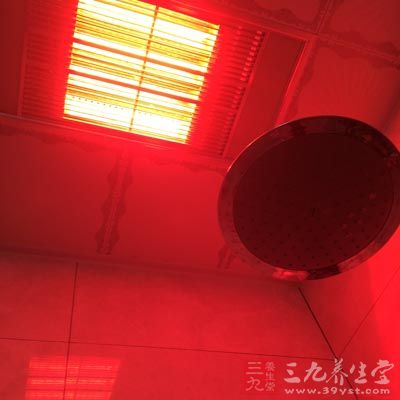 尽量少洗泡泡浴和使用沐浴露