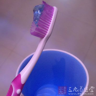 将牙刷的刷毛与牙齿表面成45度