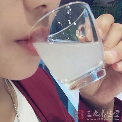 夏季高温,多喝水可补充体液 夏季高温,多喝水可补充体液