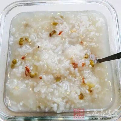 为减轻消化道负担，饮食应以淀粉类食物为主