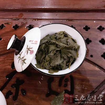 绿茶茸毫披露，显芽锋，汤色明亮，香气清高